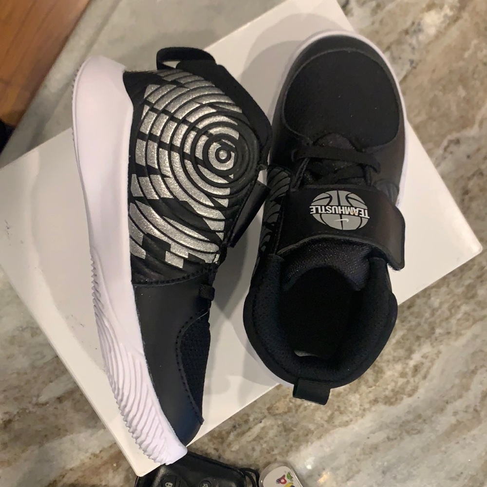 Nike Hustle Black & White Boys size 10 shoes